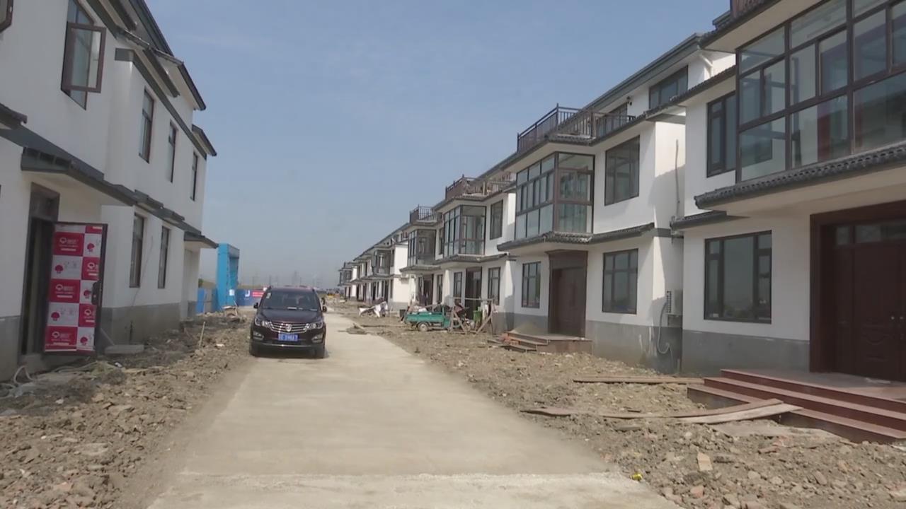 农村房屋统一翻建开始了全国村庄开始实施农民家庭积极配合