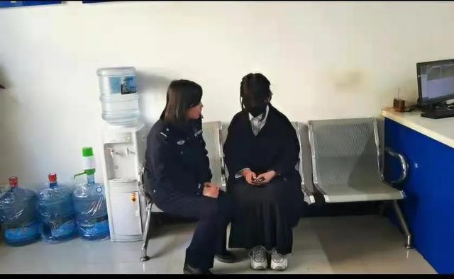 渭南城区一女娃要坐出租车,司机却直接报警了