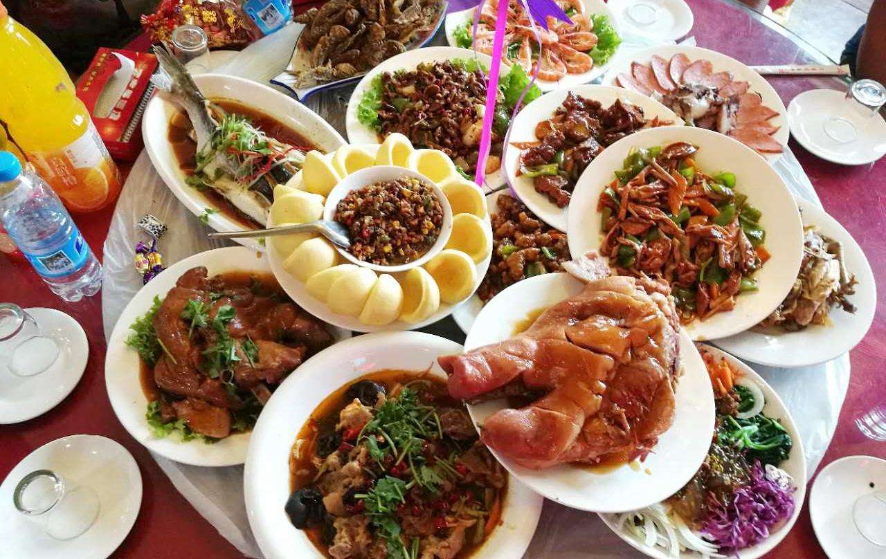 那些年的东北农村宴席:吃菜靠抢,桌椅碗筷靠借,全村齐上阵