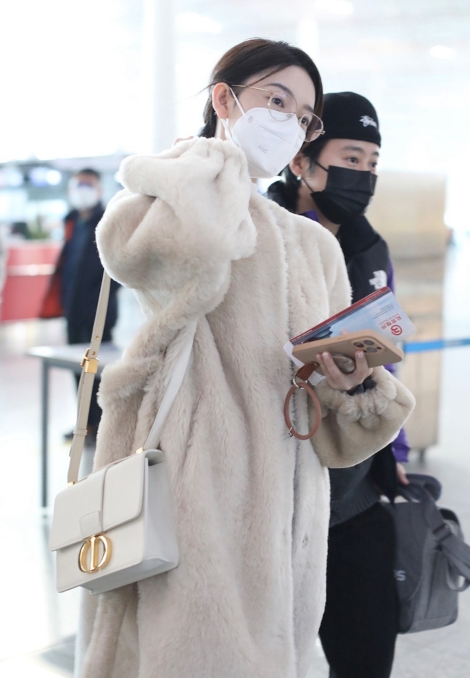 28岁陈瑶穿白色毛绒大衣走机场,扎低马尾发型,温柔又恬静!