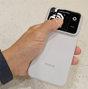 陈震抢先晒荣耀Robot Phone真机：4D云台主摄一键启动！支持360°追踪
