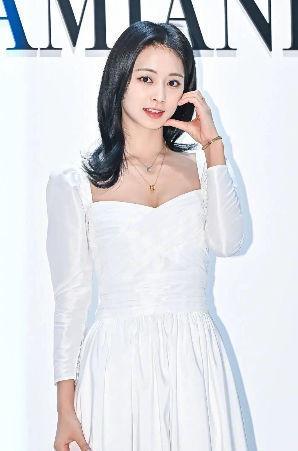 周子瑜白裙惊艳亮相,倾城容颜无人能敌