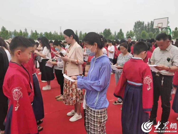 嘉祥县金屯镇大孙小学举办"成童礼"仪式