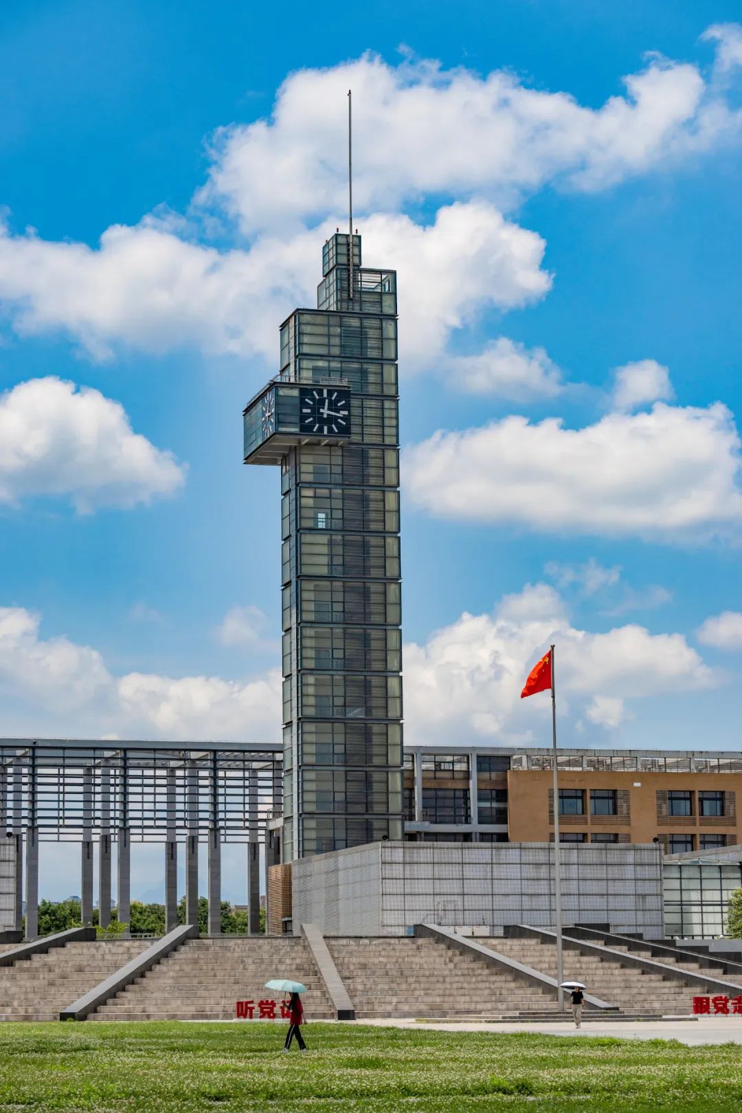 浓,红叶木渐萋萋,繁花缀枝头夏有草有芳菲始盛开,气清景明朗春在西电