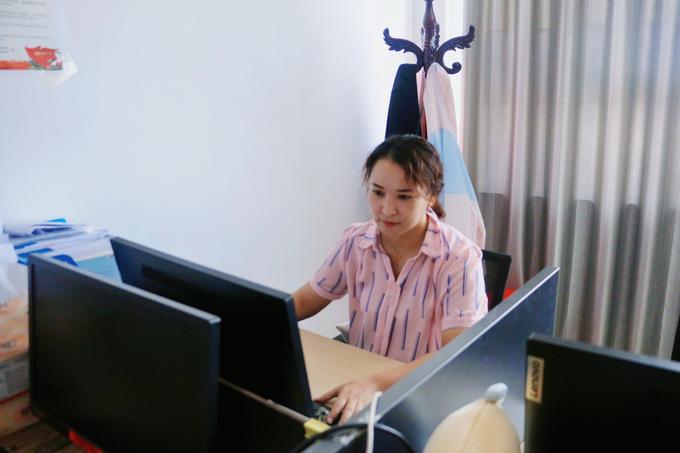 新疆生产建设兵团第三师图木舒克市锦绣街道办事处干部努尔比亚·