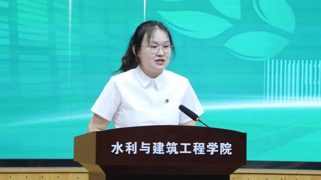 校团委科创部部长邵禹华介绍赛事筹备情况校团委副书记胡代欣主持会议