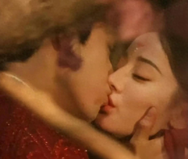 迪丽热巴与京圈少爷陈飞宇亲密对手戏,吻得太真,网友:有点过了