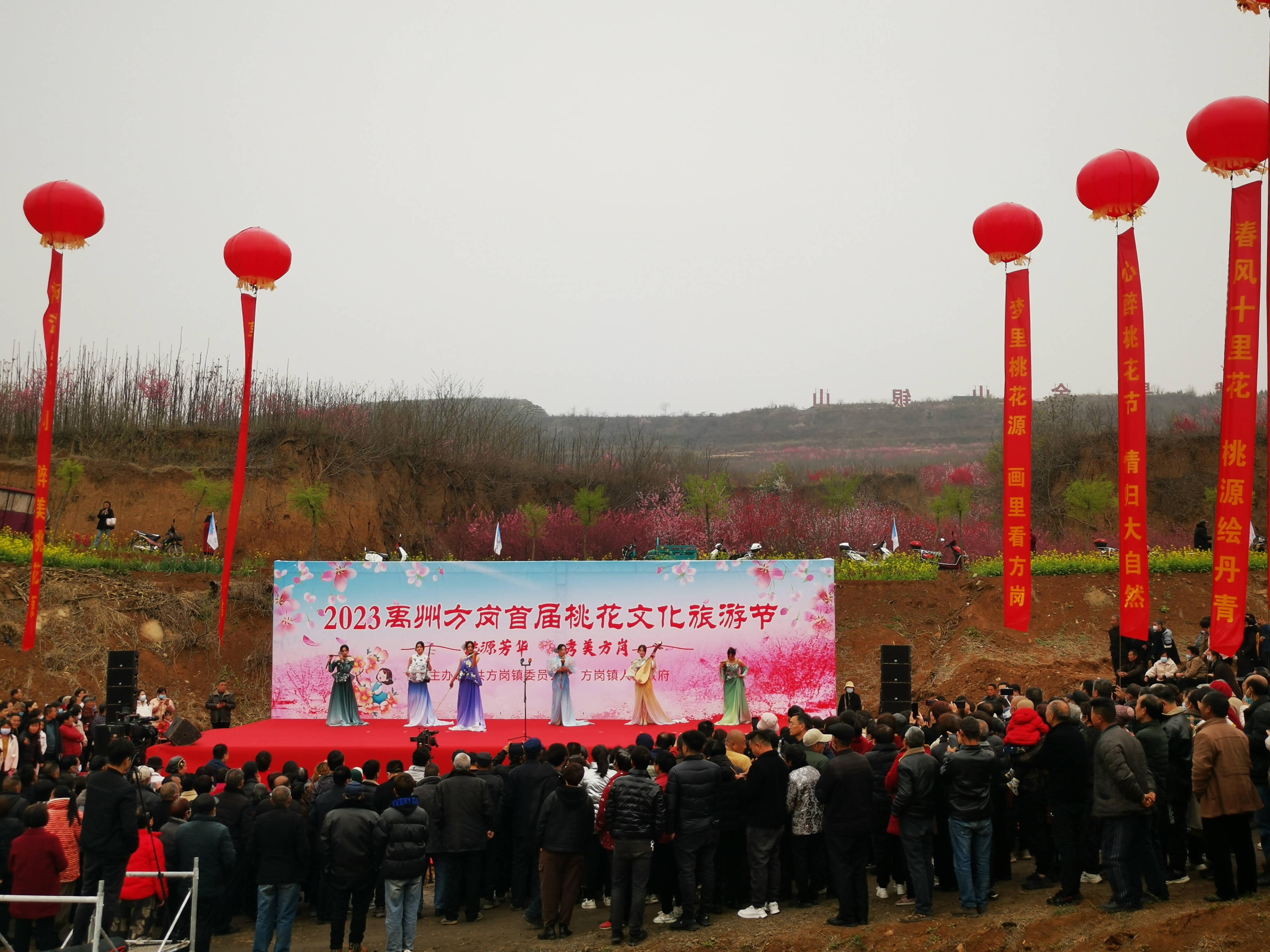 禹州市方岗镇:桃花节里唱红生态戏