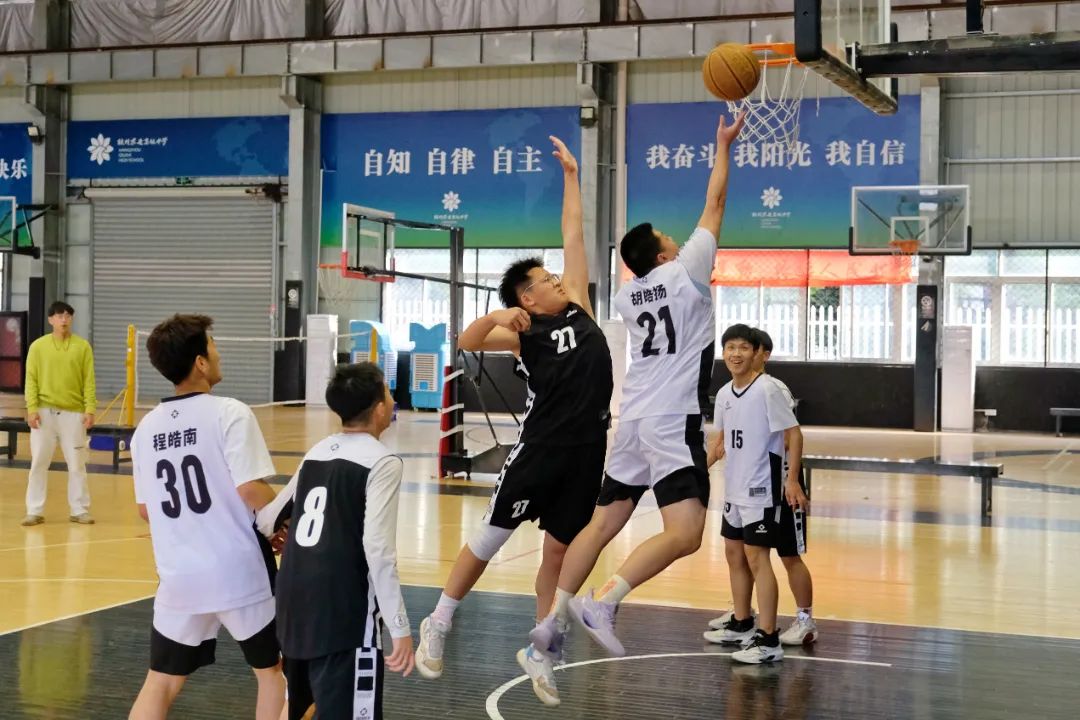 杭州求是高中录取的学生,中考成绩大多在第一批分数线左右,近三年来