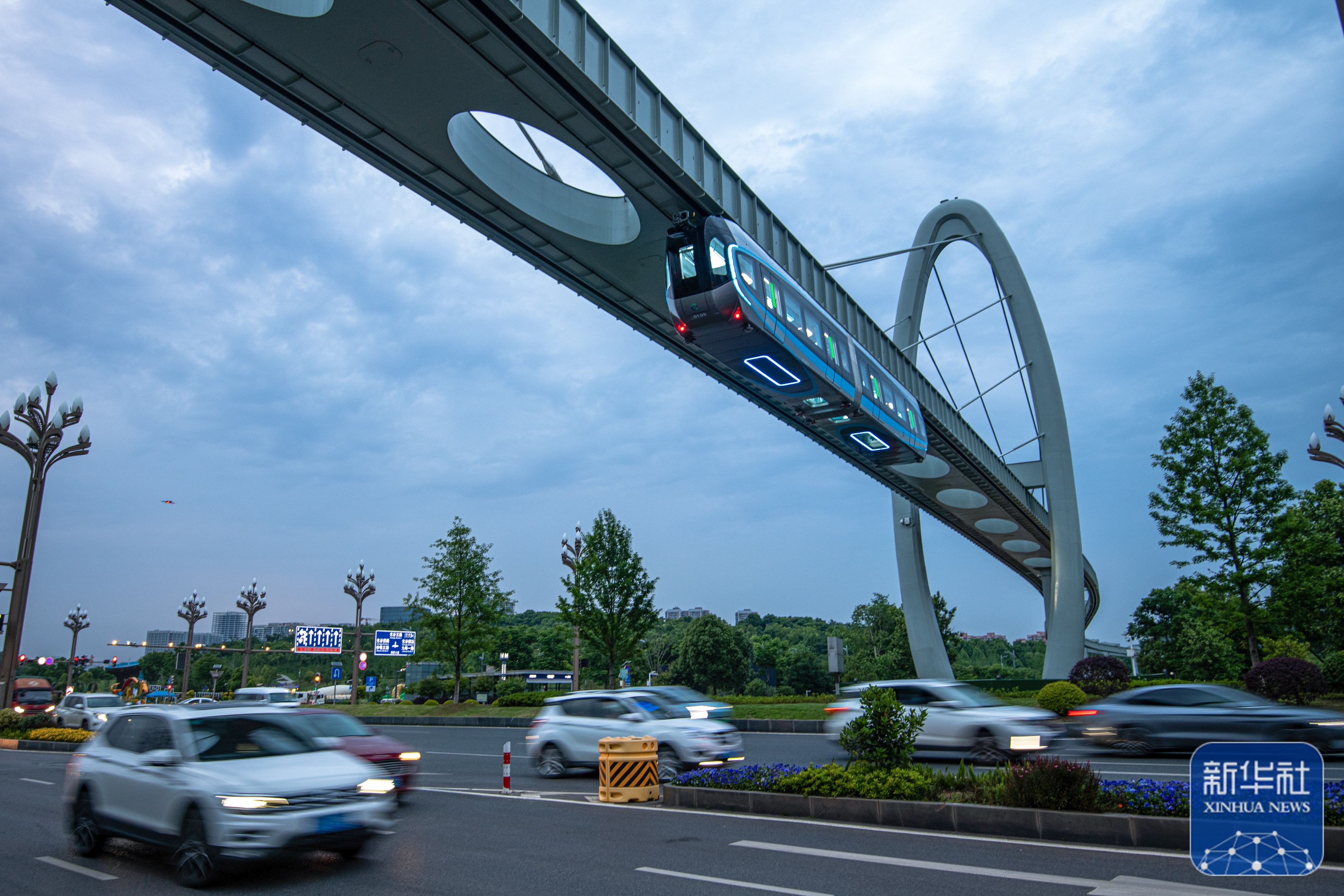 新华全媒 丨驶向未来!"光谷光子号"空轨建成试跑