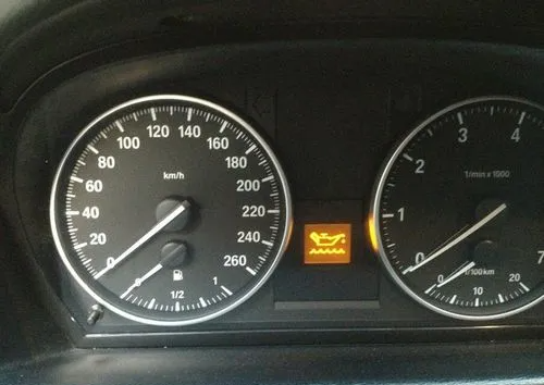 驾驶仪上出现一个油泵一样的标志