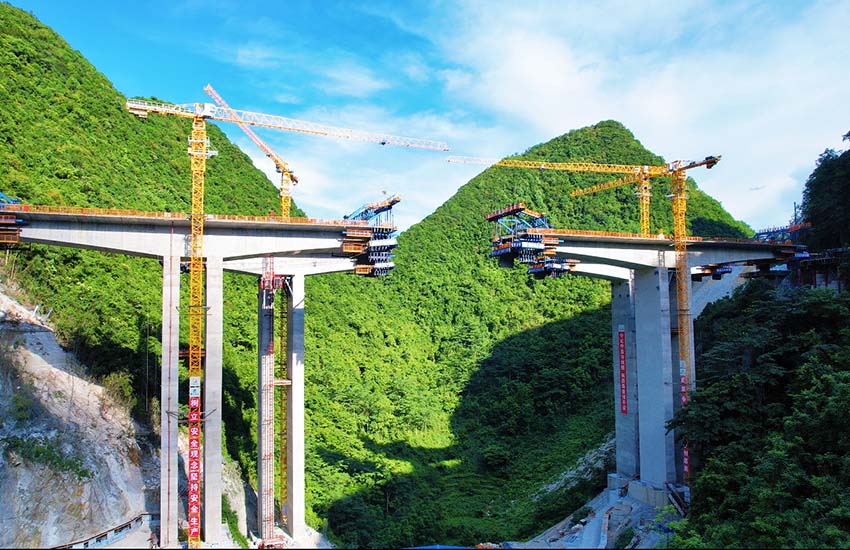 天巴高速拉仁2号高架大桥右幅中跨实现合龙