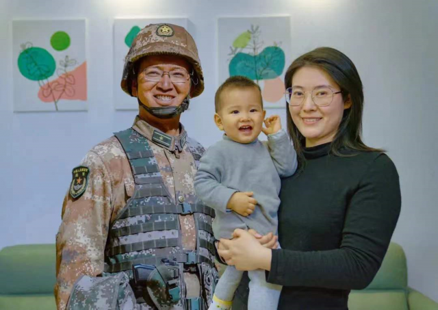 陈红军和孩子的第一张"合照"让全网爆哭,牺牲时"小红军"还没出生