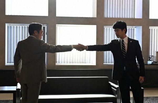 半泽直树社交距离法握手宿敌大和田!第8集冲上收视新高