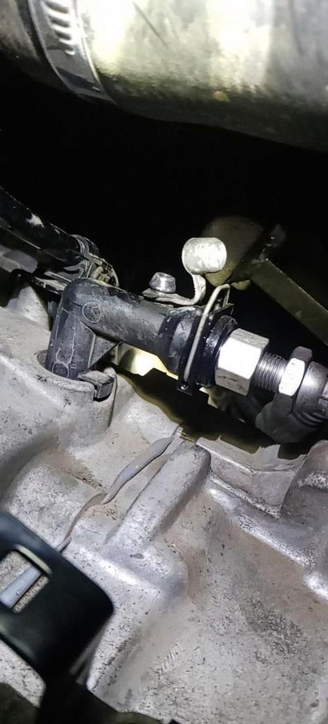 如何给五菱宏光的离合器总泵排空气?