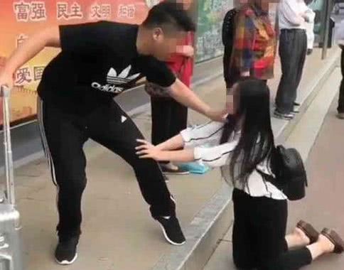 女人变心说不爱了,男人自身也有原因,从下跪挽留中就能看出问题