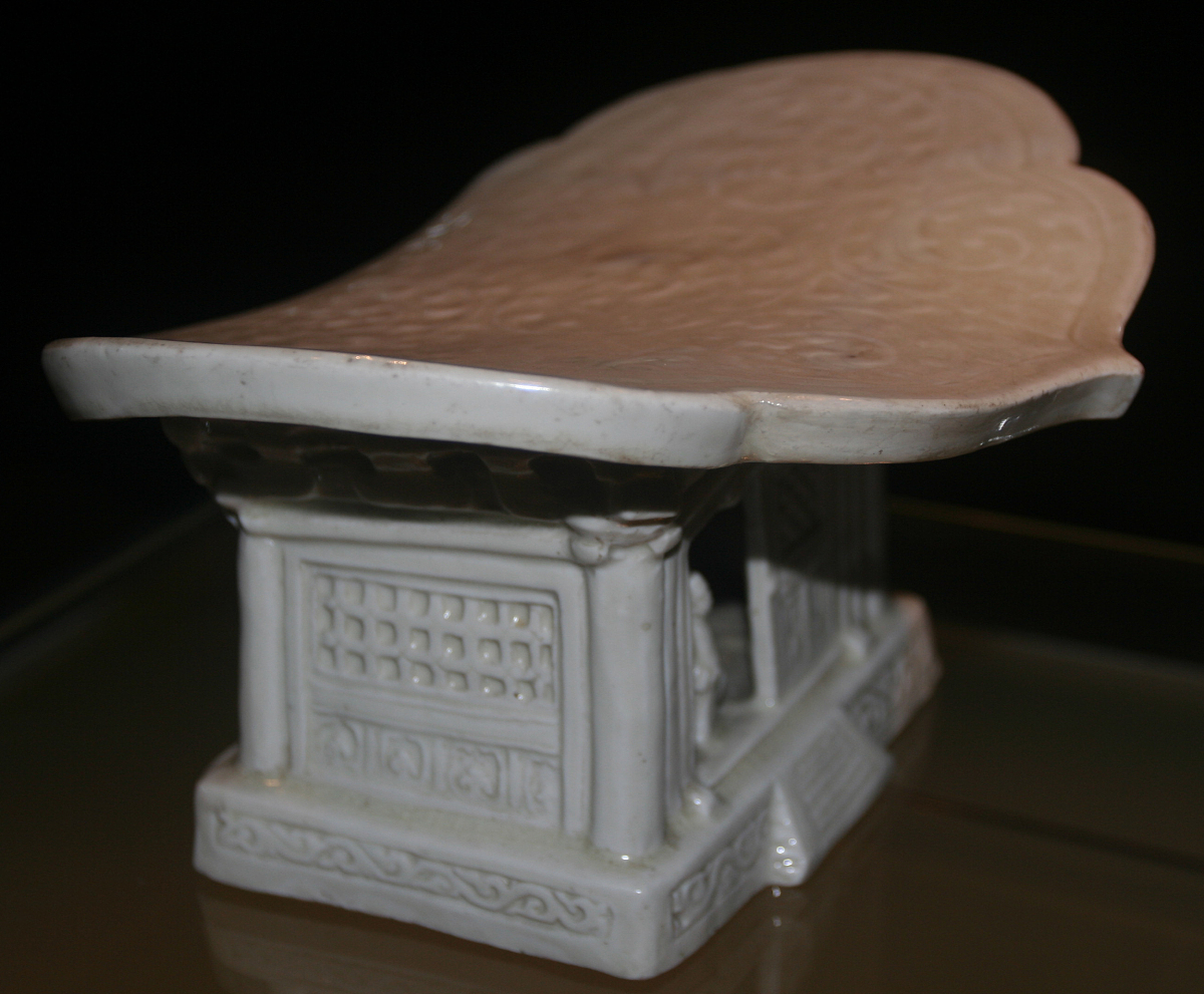 瓷枕头这么硬古代为啥用,中国古代的瓷枕头,到底有多厉害?