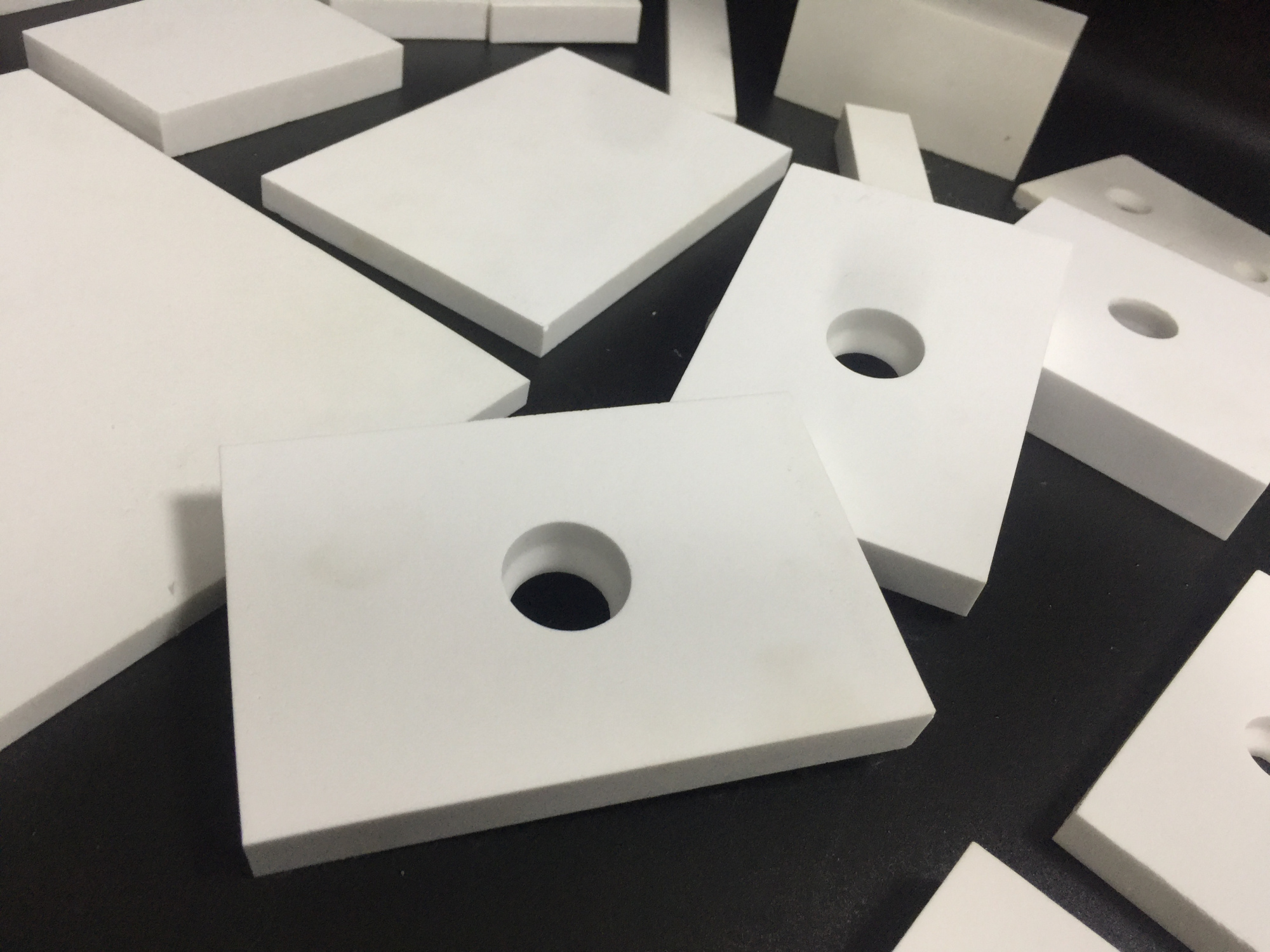 氧化铝陶瓷复合板告诉您耐磨陶瓷衬板的主要性能特点