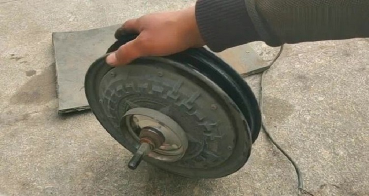 电动车后轮抱死推不动