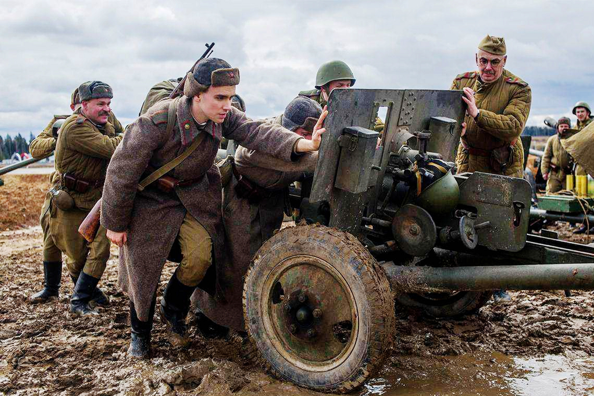 俄罗斯二战老兵看着他们在战争中使用的坦克,心情复杂.