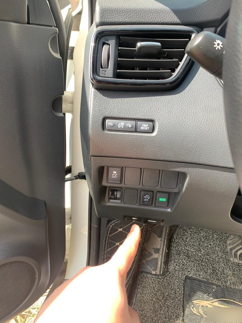 日产奇骏油箱盖怎么打开