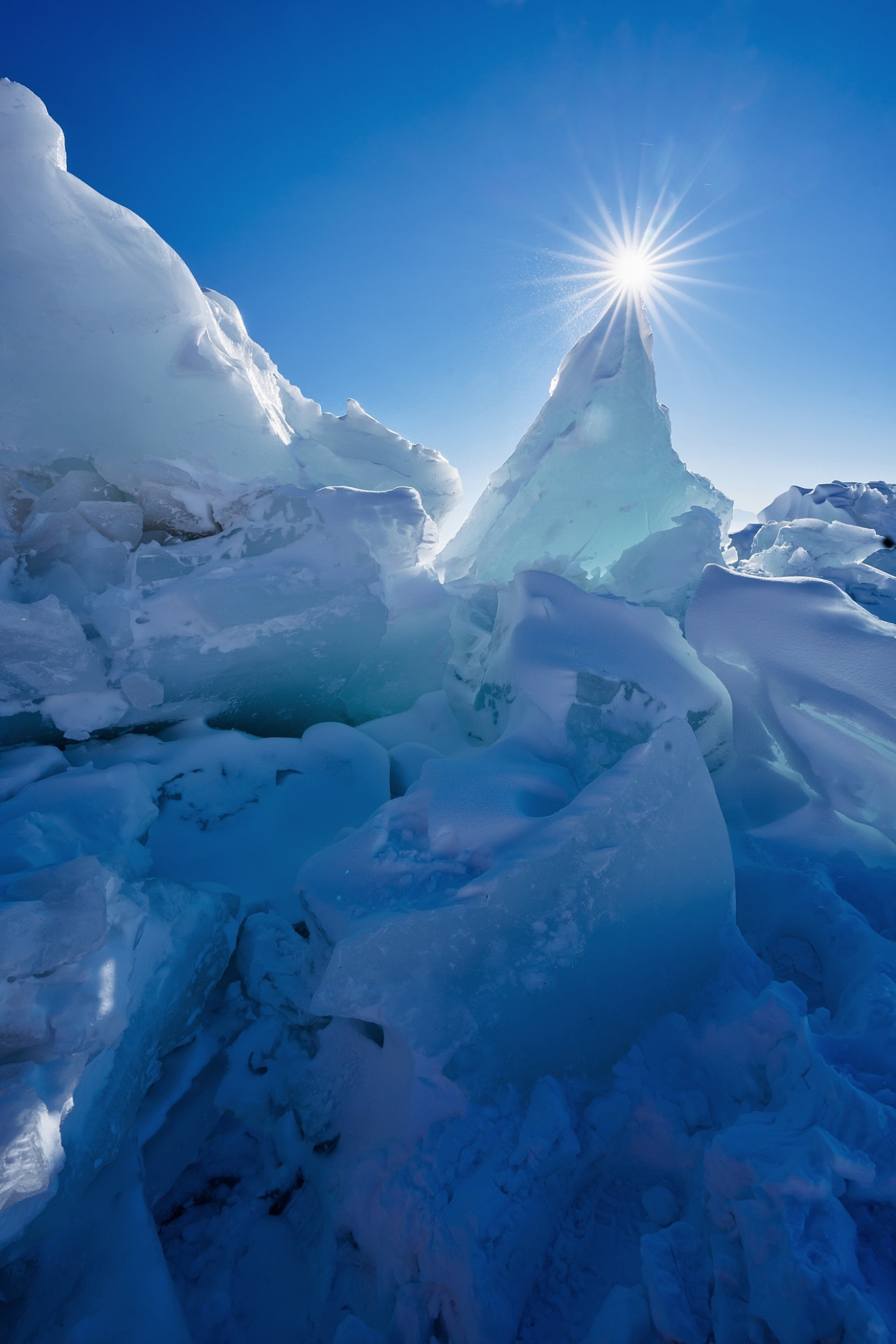 新疆赛里木湖千里冰封