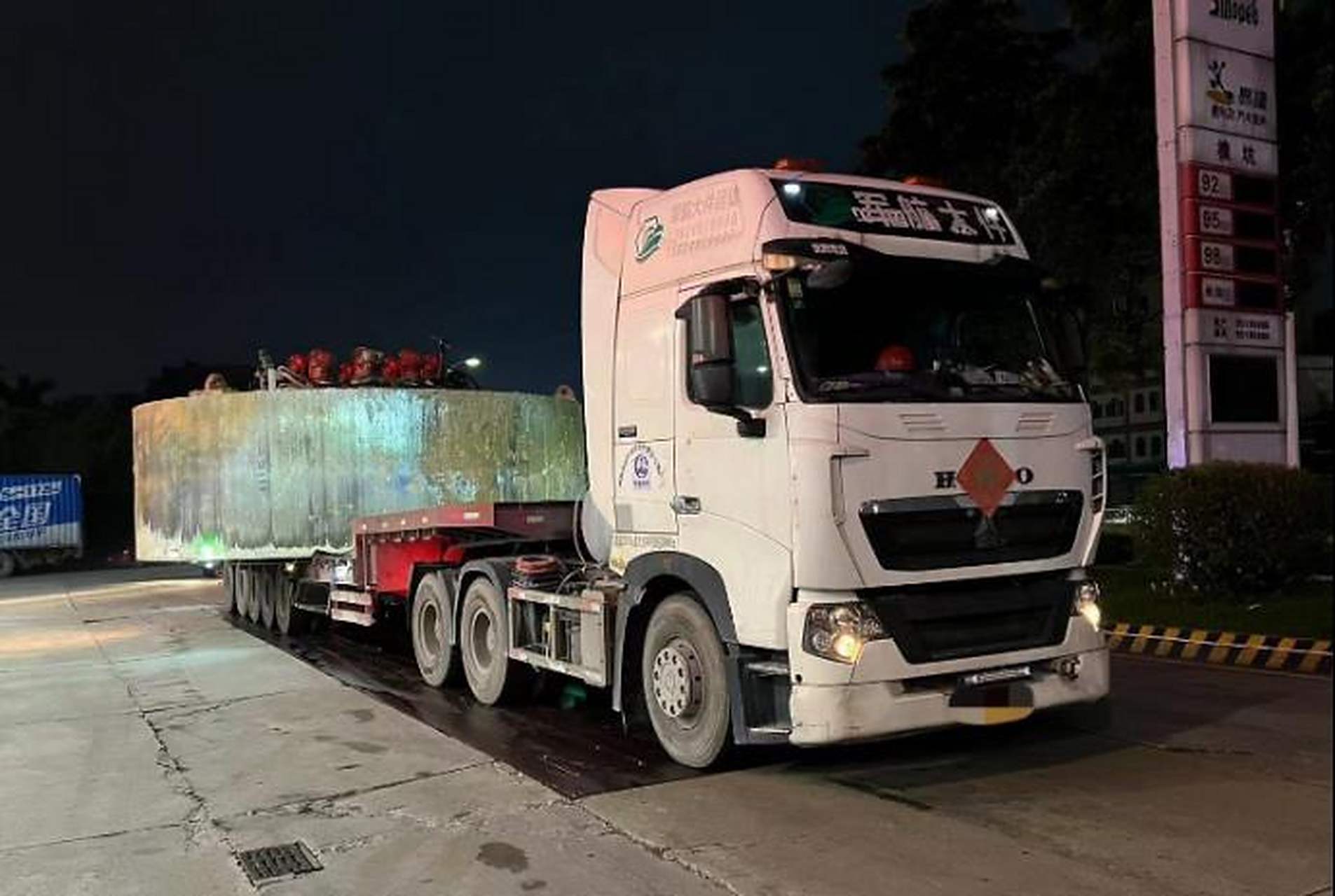 东莞交警查获"百吨王"货车!