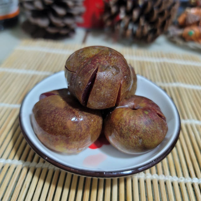 糖腌三华李,酸甜咸的口感,冰爽可口