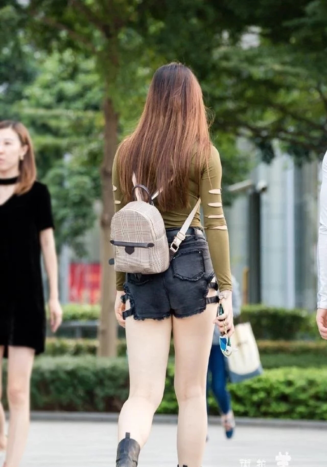 雪白的皮肤搭配黑色热裤,一双腿确实很美