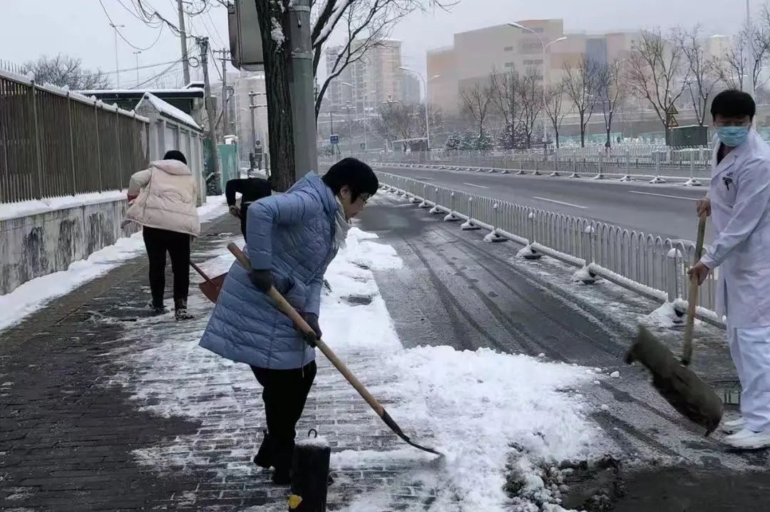 雪天扫雪图图片