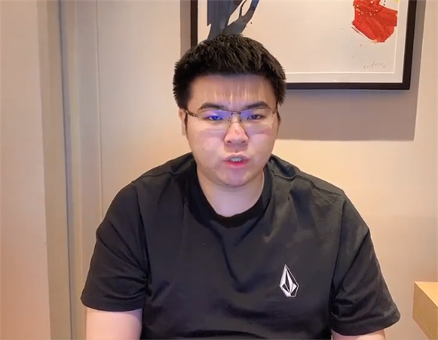 不安分?蜜蜂仔问韦神:怎么关注那么多女生,他的回答逗笑了老婆