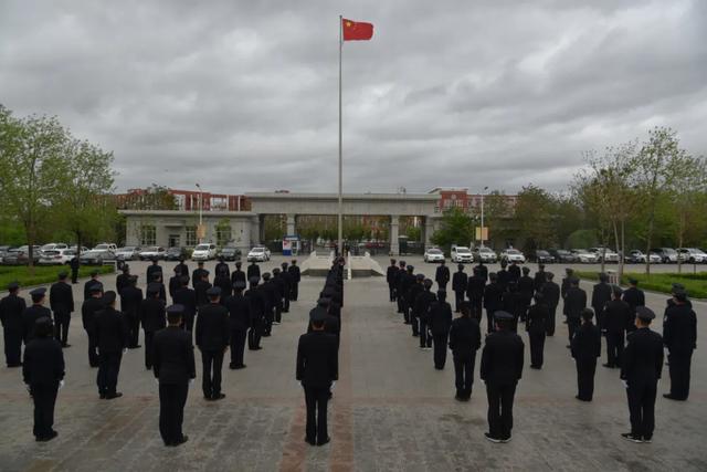 伊犁州直公安机关举行五一升国旗仪式