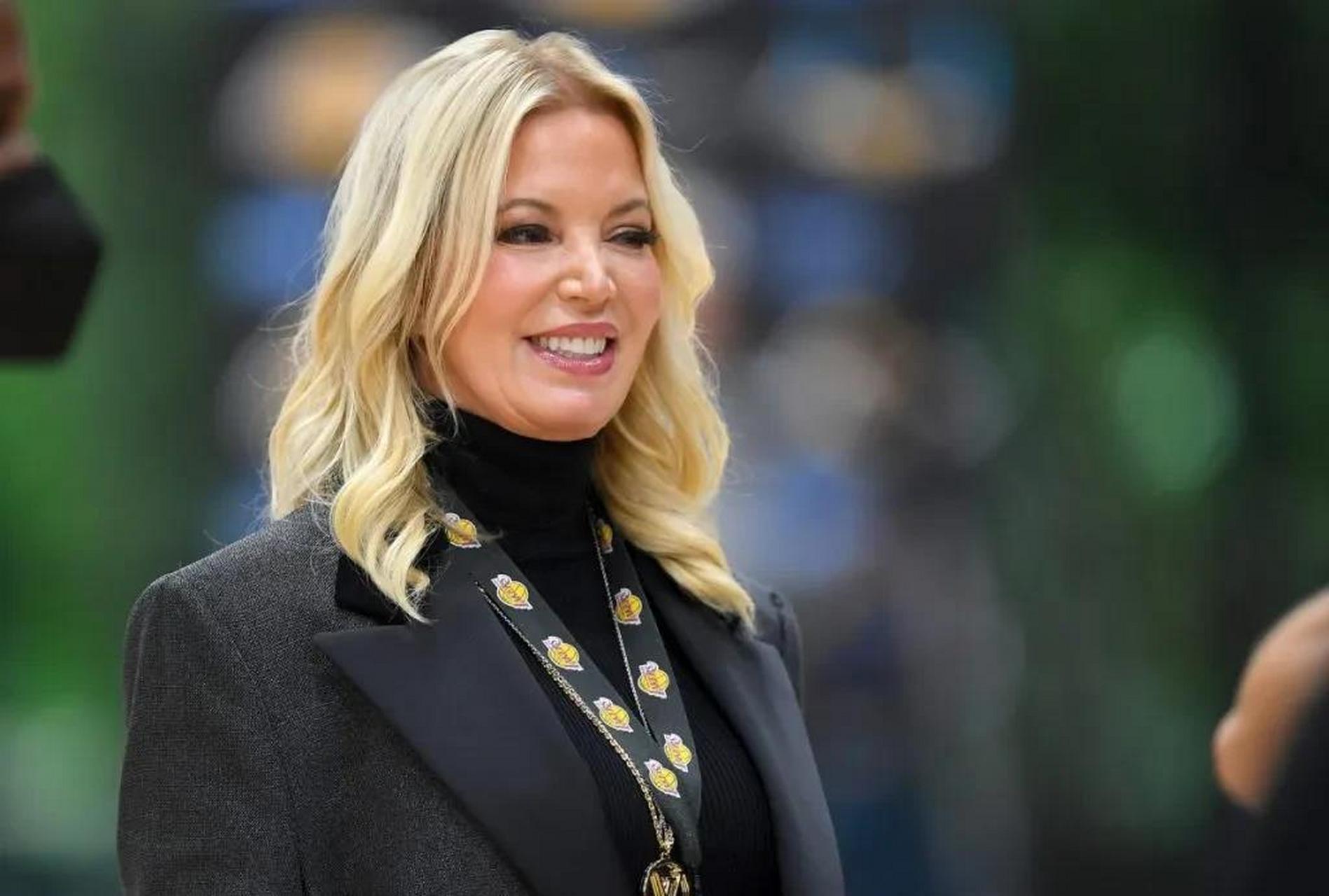 湖人队老板珍妮-巴斯最近表示,她为本赛季的湖人队感到骄傲.