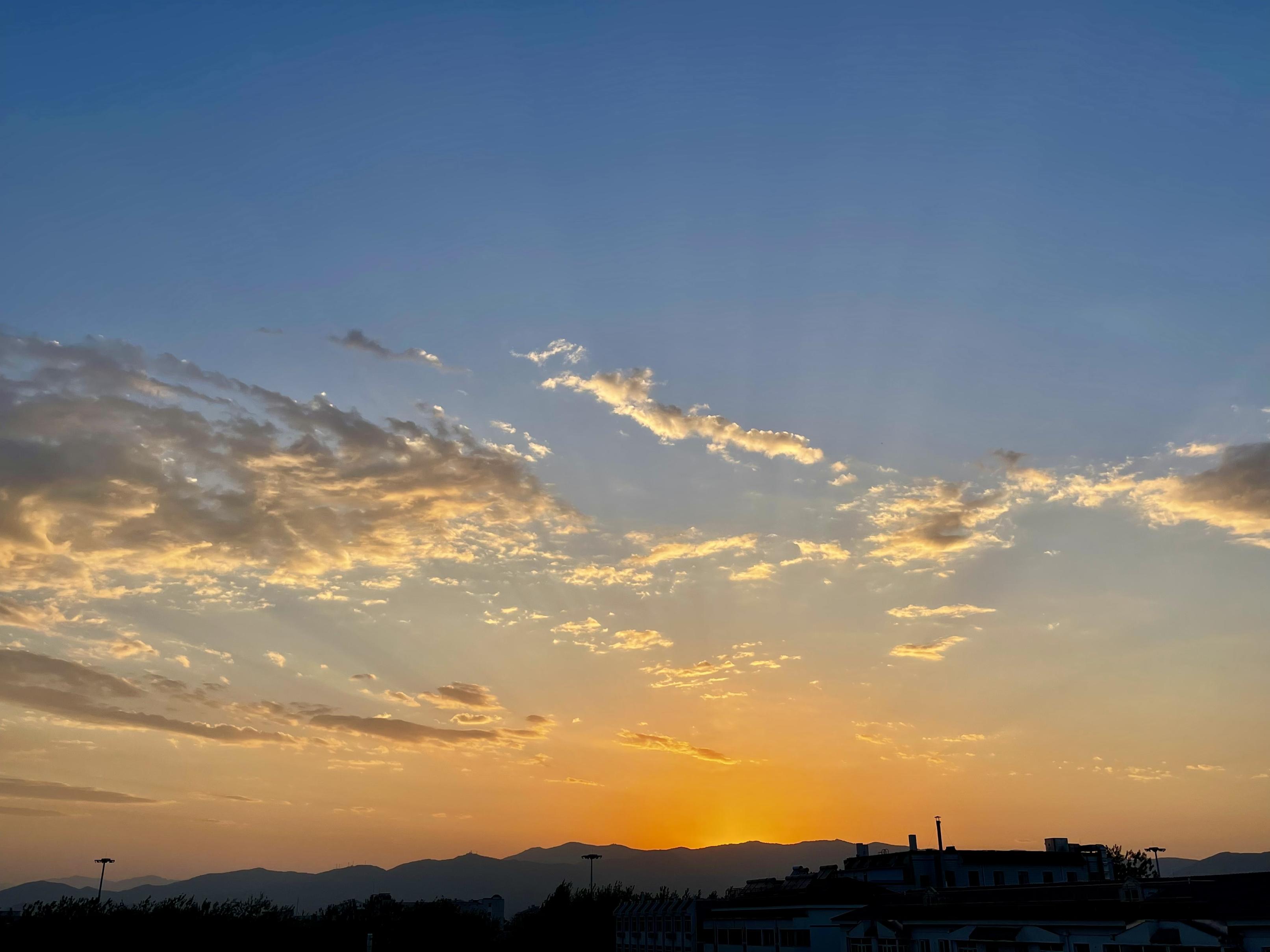 今天傍晚,北京天空出现唯美橙粉晚霞