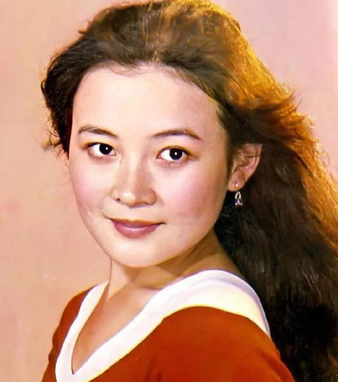 娜仁花[玫瑰]1962年11月17日出生于内蒙古自治区锡林浩特市,毕业于