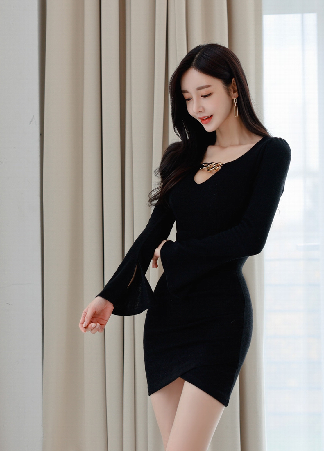 韩国美女孙允珠时尚写真:圣女金属链条低胸黑色连衣裙