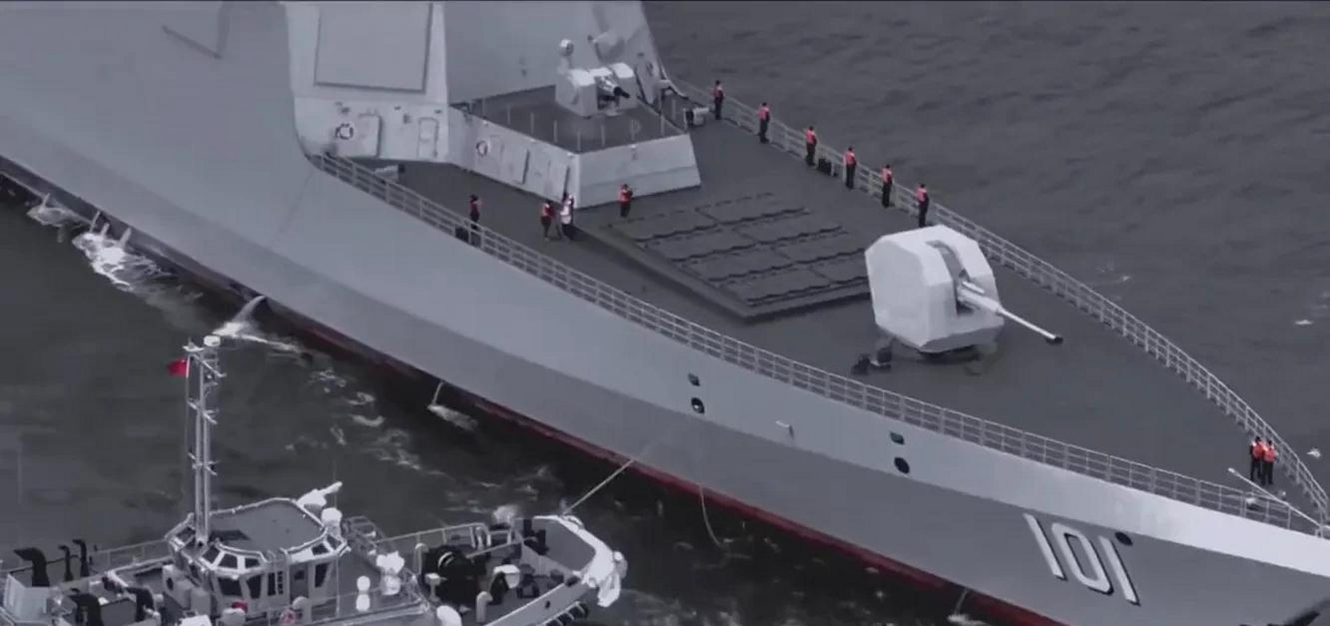 网上流传了的一组照片显示,055驱逐舰102号拉萨舰舰首右侧明显有业览