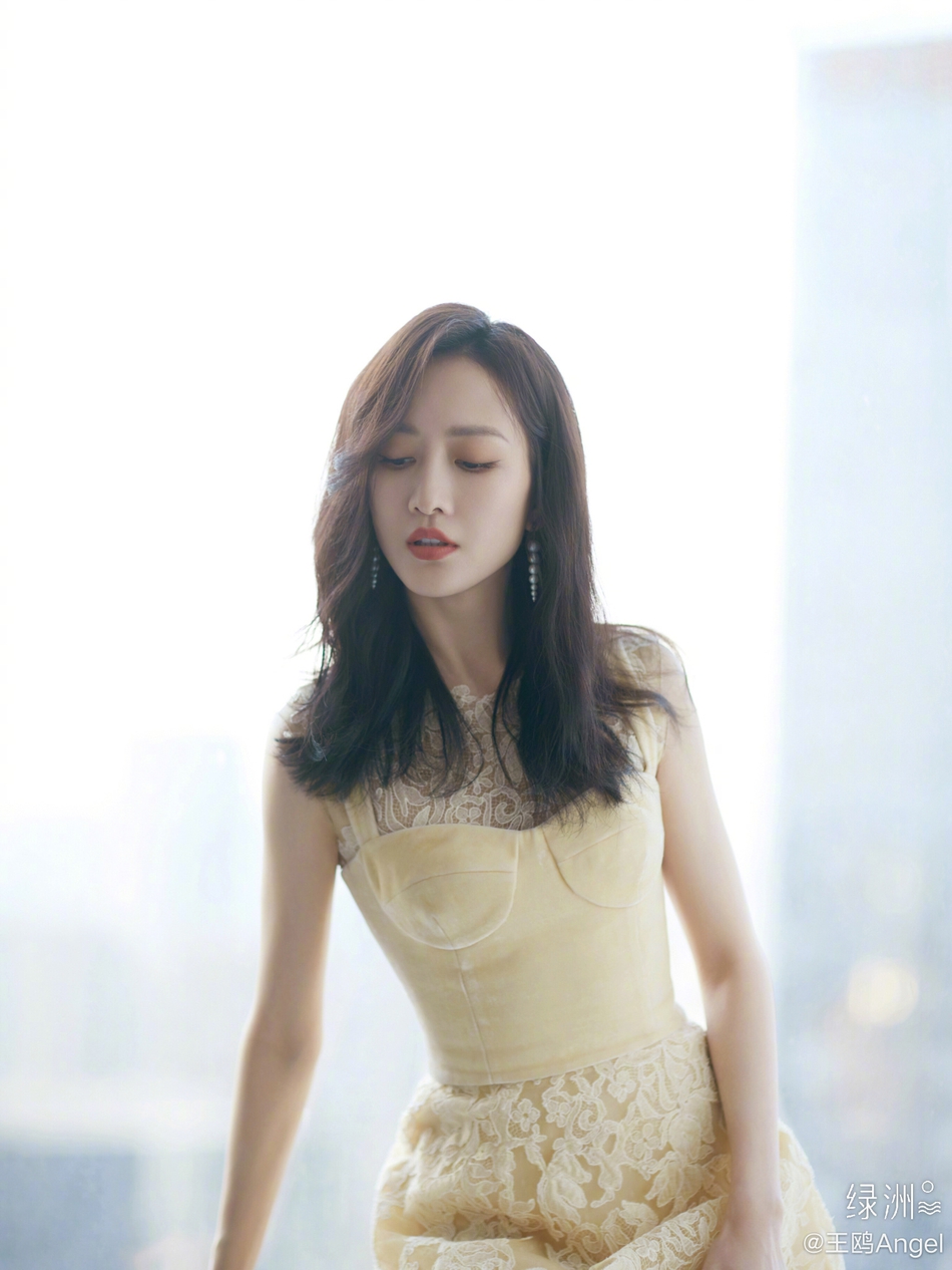 王鸥穿黄色蕾丝连衣裙 长发披肩温婉知性