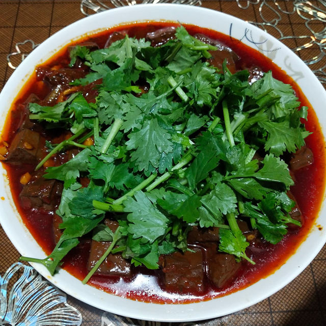 原料:鸭血,香菜,蒜头,生姜,葱,花生油,豆瓣酱,生抽,料酒,花椒油,季