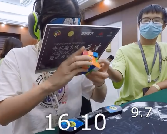温州姑娘刘伊玮刷新魔方亚洲纪录 仅用17步就完成还原任务,比原先的最