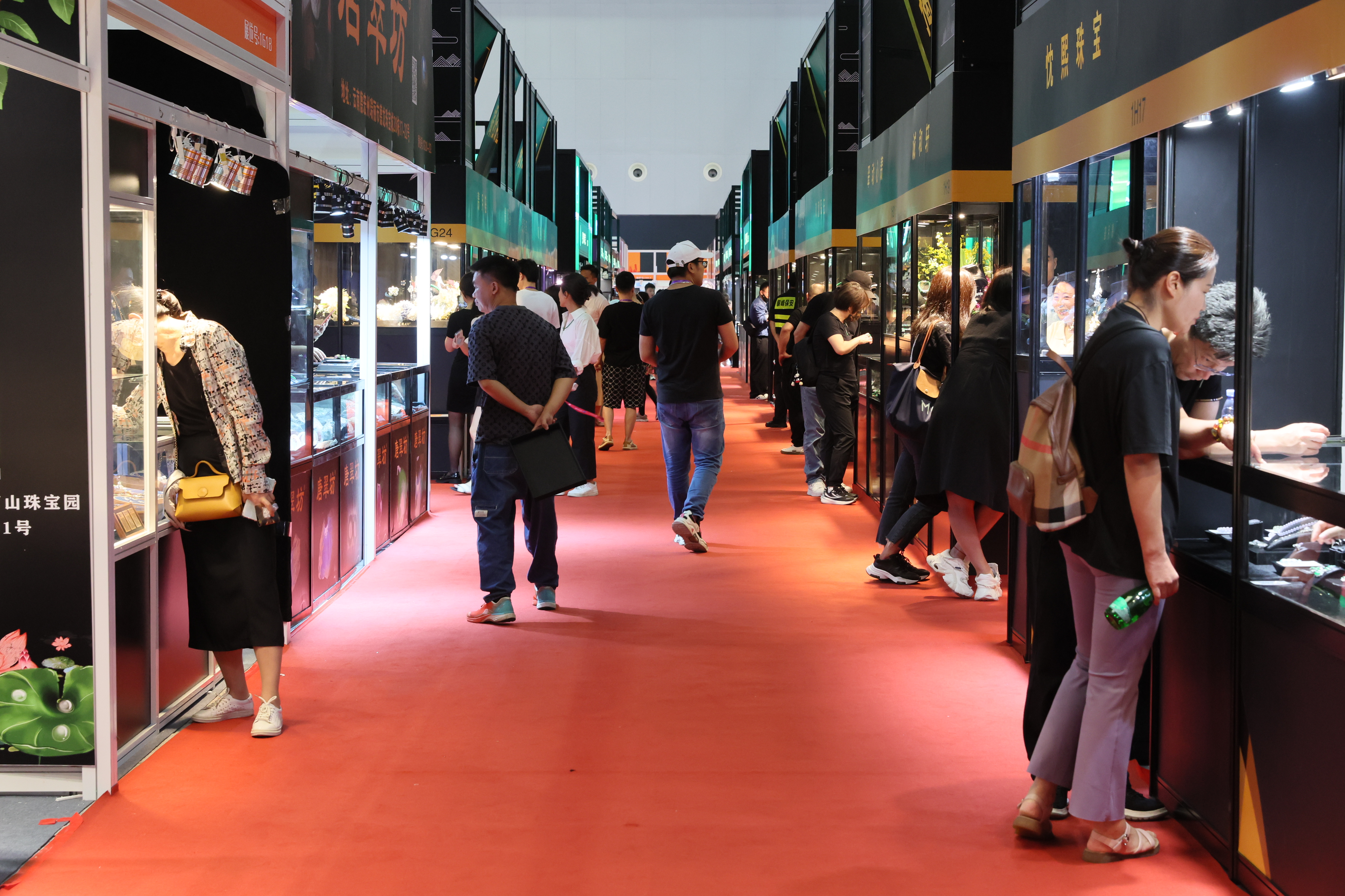 (经济)2023上海国际珠宝首饰展览会揭幕