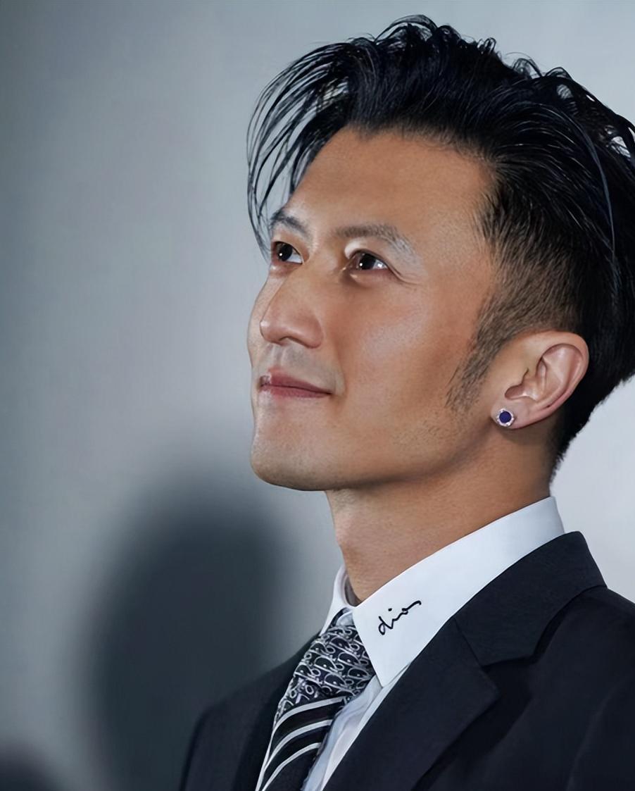 41岁谢霆锋晒手部特写,手指黑瘦布满伤痕,关节红肿变形青筋明显