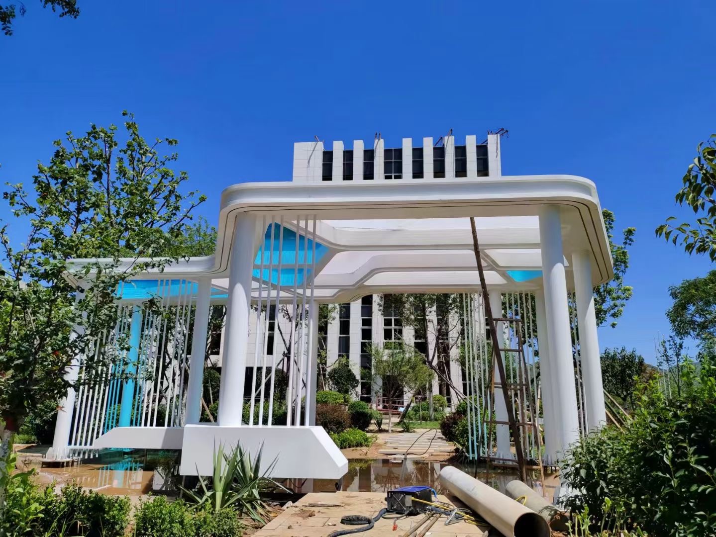 不锈钢廊架结合不锈钢雕塑结合置景更凸显现代艺术感