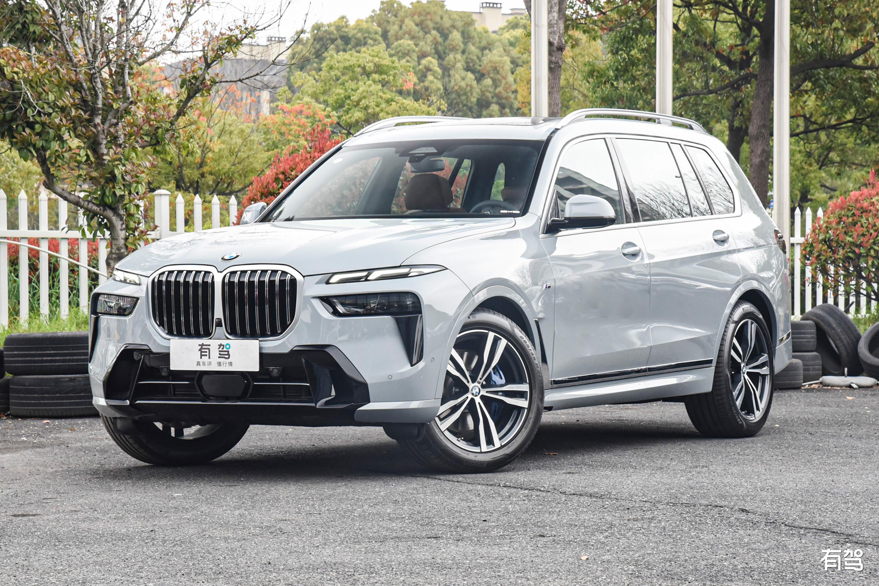 新款宝马x7亮相!新车比奔驰gls还豪华,配4.4t v8 四驱