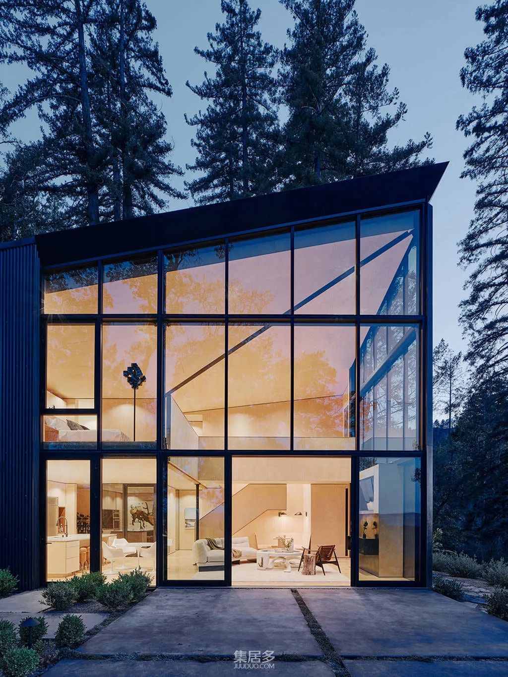 用玻璃,金属,木材打造的现代黑色森林别墅