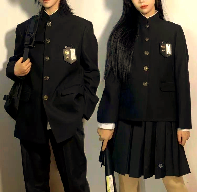 其中,诘襟制服尤为受到青睐,是日本男生中最常见的校服样式