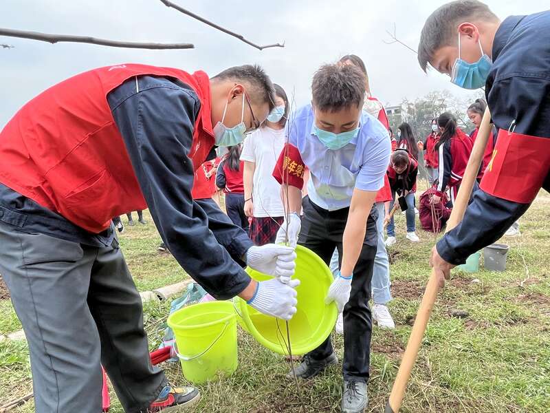 桂林开展服务乡村振兴 保护漓江生态植树环保活动