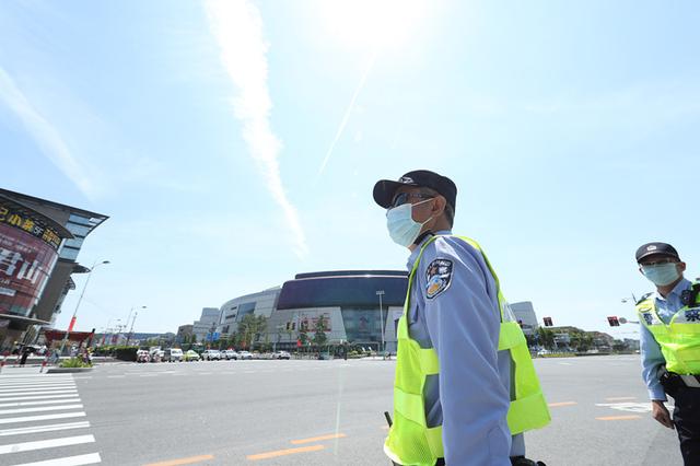 天热大"烤"|与民警比肤色,谁赢了?