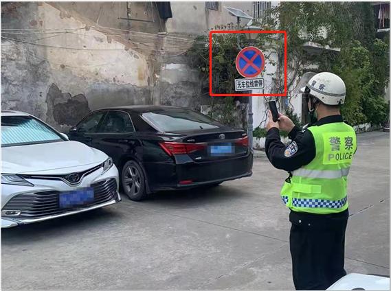 巡查监控抓拍交警加强整治车辆违停乱象