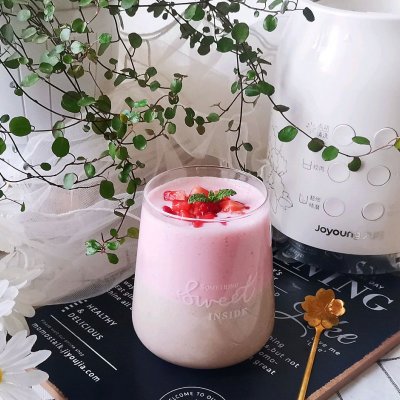 15分钟周末菜 双色草莓香蕉奶昔